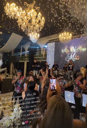 Karen Dejo sorprendió a su hija en sus 15 años con un regalo especial y le dedicó una canción en vivo. Captura: IG @karendejoy.