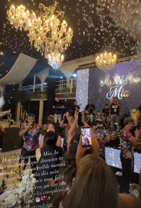 Karen Dejo sorprendió a su hija en sus 15 años con un regalo especial y le dedicó una canción en vivo. Captura: IG @karendejoy.
