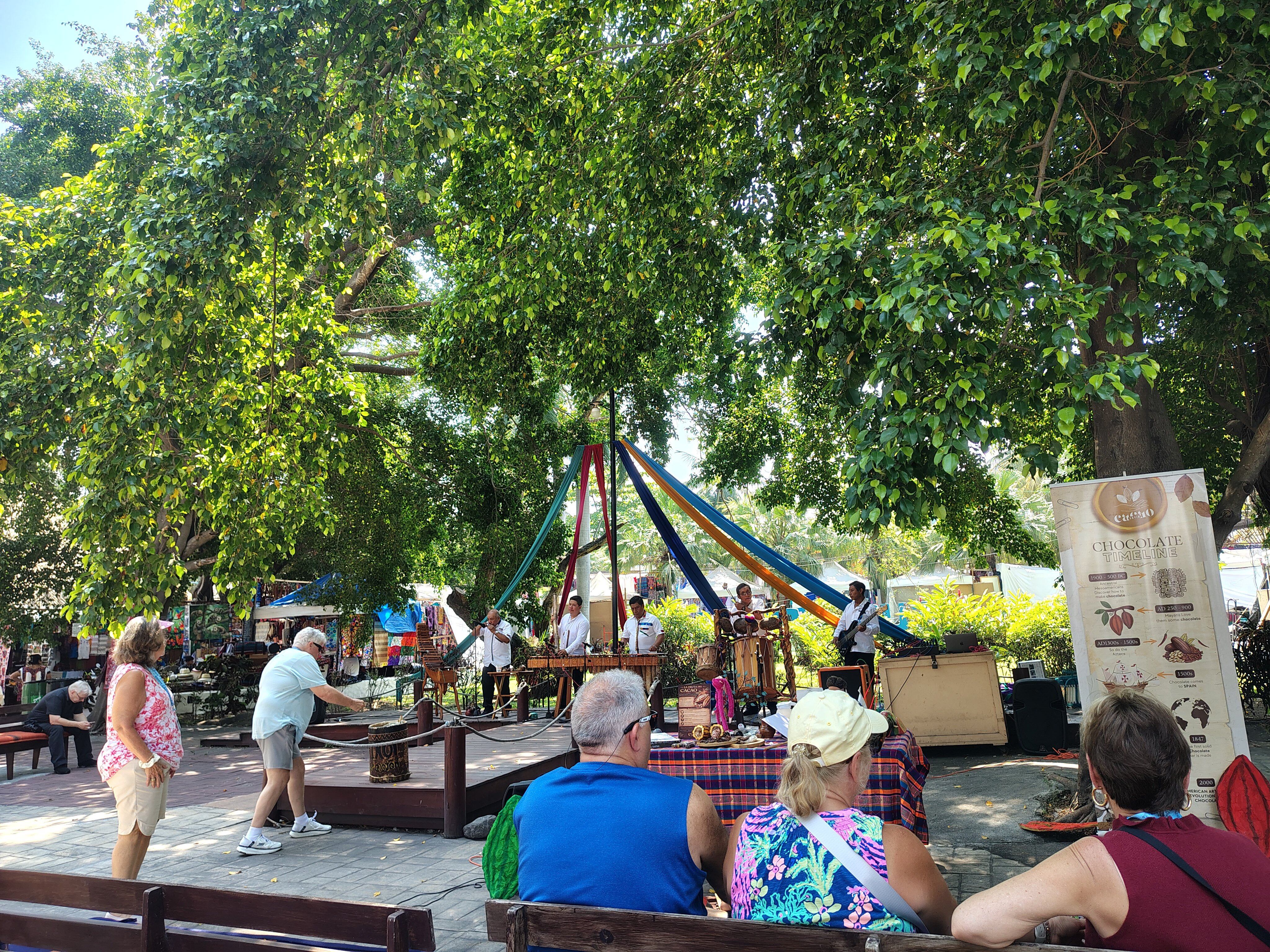 Turistas experimentan la elaboración del chocolate, como parte de las visitas guiadas en Guatemala. (Inguat)