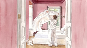 Ilustración en acuarela de una persona en pijama blanco acomodando una sábana sobre una cama en un dormitorio de paredes rosadas.