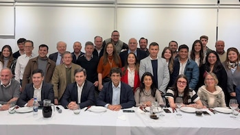 Hernán Lacunza y un grupo de dirigentes del PRO