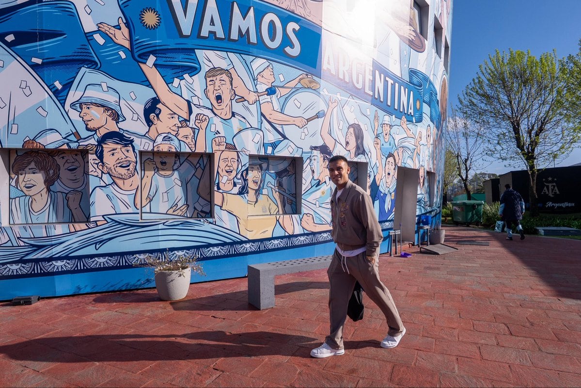 Lautaro Martínez eligió un conjunto visón de dos piezas, con chaqueta bordada y pantalón jogging amplio (@Argentina)