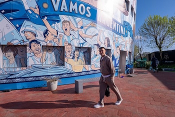 Lautaro Martínez eligió un conjunto visón de dos piezas, con chaqueta bordada y pantalón jogging amplio (@Argentina)