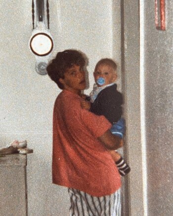 Conor McGregor junto a su