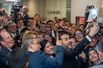 La visita del mandatario estuvo acompañada por risas antes y después de su intervención oficial en el Ministerio de Comercio (Presidencia/Cesar Carrión)