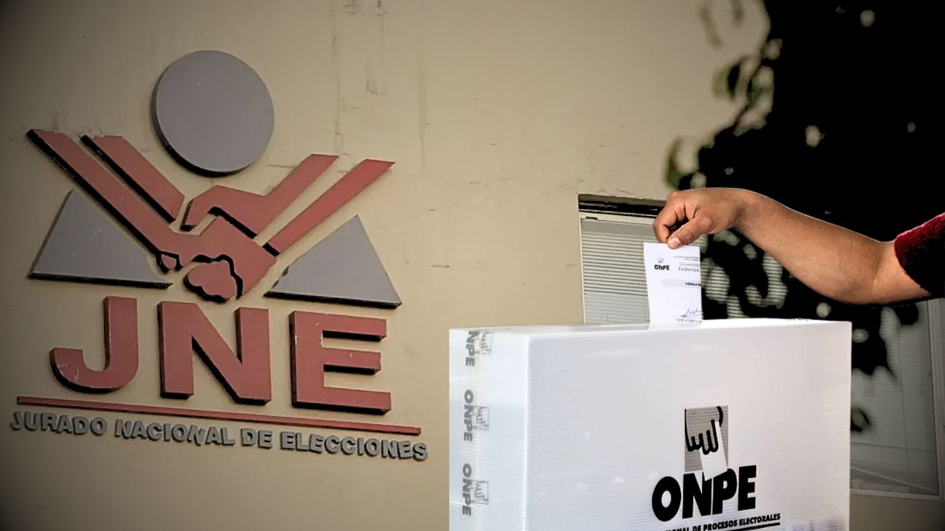 Desde la paridad obligatoria hasta los filtros de afiliación política, el nuevo reglamento transforma el proceso de inscripción. Composición: JNE / Infobae Perú