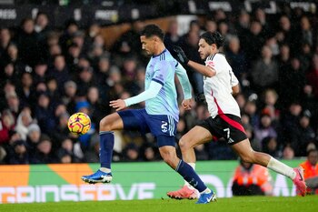 El mexicano Raúl Jimenez del Fulham pelea por el balón con William Saliba del Arsenal en el encuentro de la Liga Premier el domingo 8 de diciembre del 2024. (AP Foto/Dave Shopland)