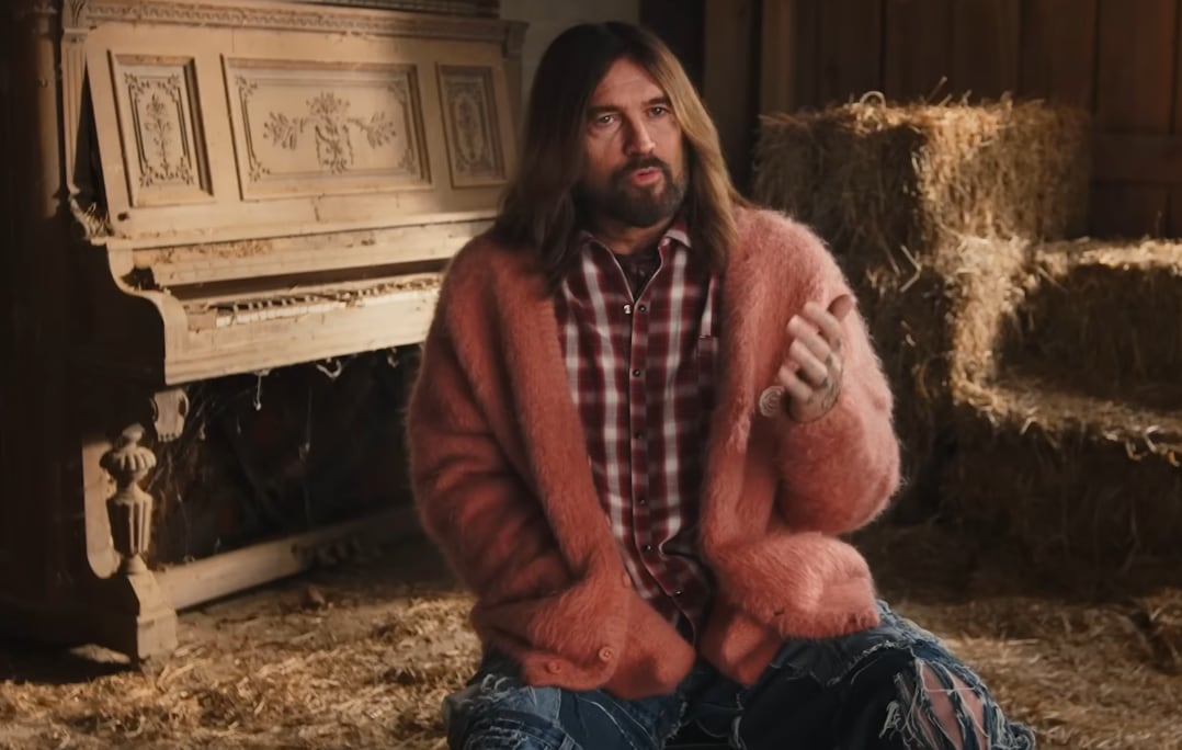El nuevo álbum de Billy Ray Cyrus con Braison y Noah funciona como una celebración familiar y como parte de su legado artístico (YouTube: @People)