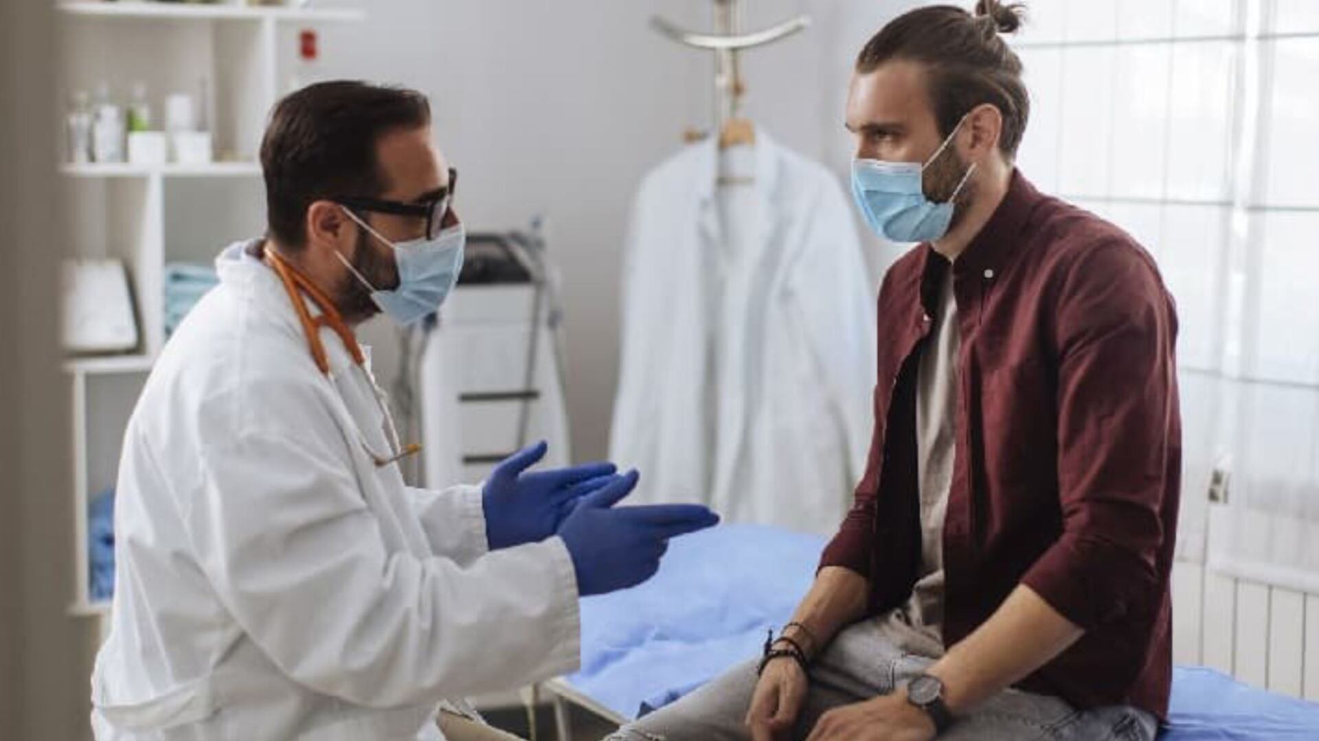 Especialistas en urología insisten en la importancia de que quienes presentan antecedentes familiares de cáncer de próstata inicien sus evaluaciones antes de los 50 años, ya que la predisposición genética incrementa significativamente su riesgo. - (Imagen Ilustrativa Infobae)