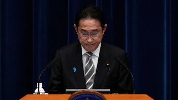 El premier japonés limpió el Ejecutivo: reemplazó a cuatro ministros en medio del escándalo por los sobornos