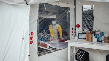 La ONG MSF urge a intensificar la respuesta internacional ante un brote de ébola en RDC "sin precedentes"