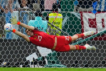 El arquero argentino Emiliano Martínez ataja el remate del neerlandés Virgil van Dijk en la tanda de penales del duelo de cuartos de final del Mundial, el viernes 9 de diciembre de 2022, en Lusail, Qatar. (AP Foto/Natacha Pisarenko)