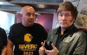 Javier Milei con una chaqueta de cuero junto a un hombre con una camiseta que dice Ariel Rivero Gobernador 2023