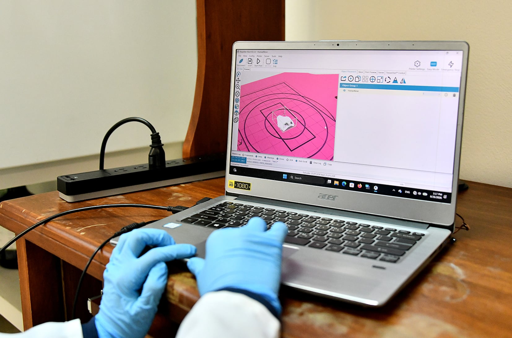 Estudiantes reciben capacitación especializada en bioimpresión 3D, como parte de la formación de nuevas generaciones de investigadores costarricenses. Crédito: UCR