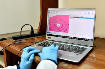 Estudiantes reciben capacitación especializada en bioimpresión 3D, como parte de la formación de nuevas generaciones de investigadores costarricenses. Crédito: UCR