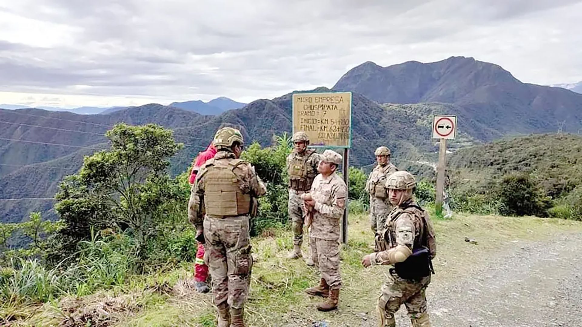 Efectivos militares y personal de investigación inspeccionan una zona montañosa en Bolivia, en el contexto de las pesquisas sobre la desaparición de Odalys Vaquiata.