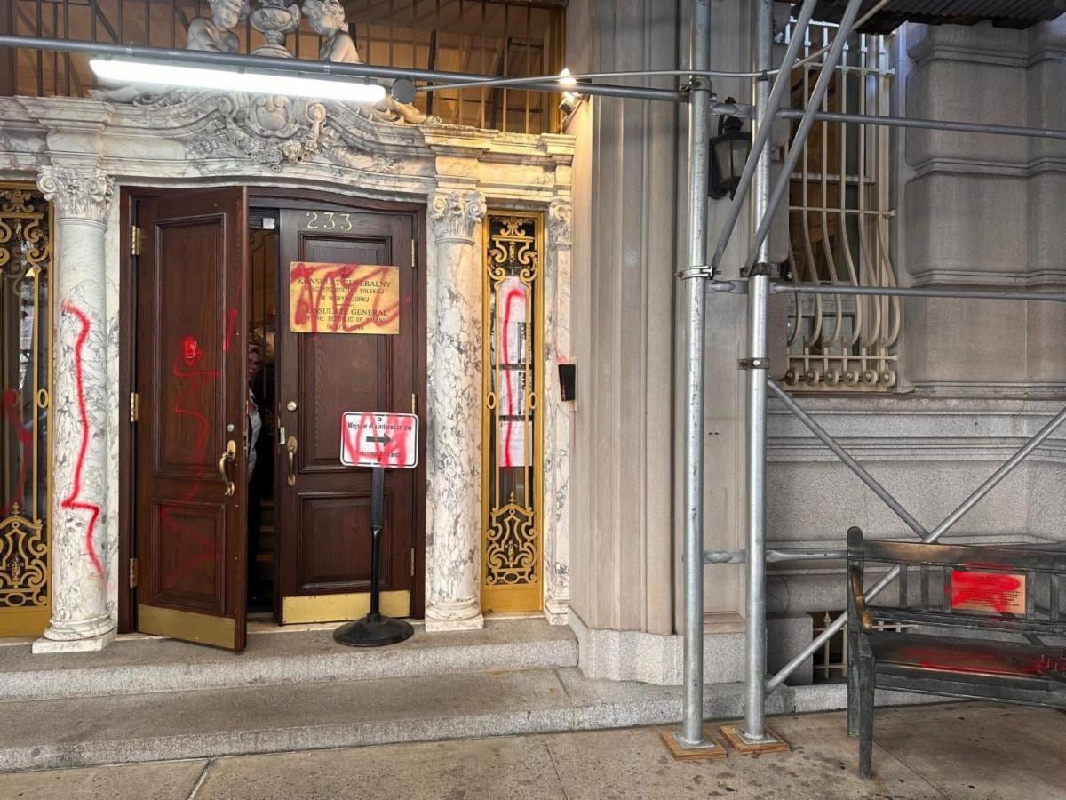 Los incidentes vandálicos en la sede diplomática polaca incluyeron pintadas en la fachada, letreros, puertas y una estatua dedicada a Jan Karski (Instagram: @philwongnyc).
