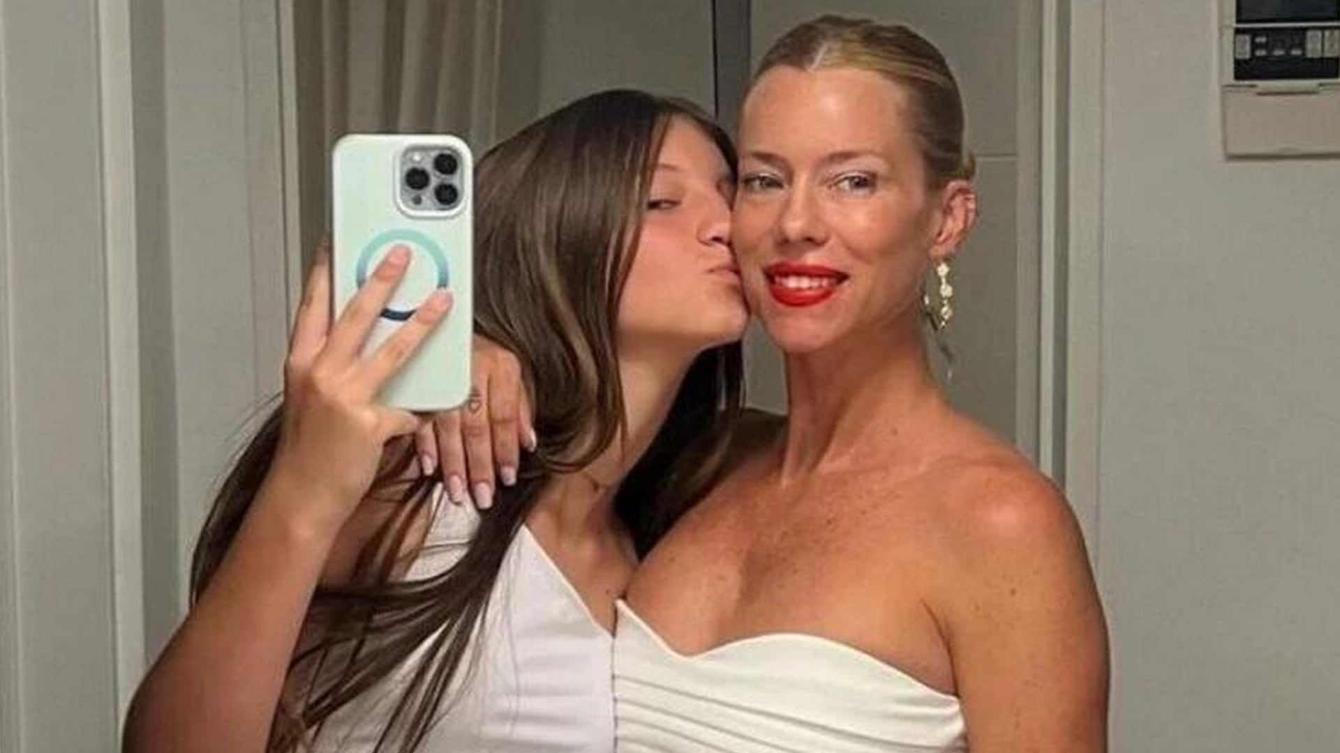 La adolescente fue protagonista de una noche entre moda y familia, y las redes se llenaron de mensajes que resaltaron lo mucho que se parece a Nicole Neumann (Instagram)