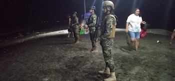 Elementos de la fuerza armada brindan seguridad mientras salvadoreños disfrutan en Barrio La Coquera, El Limón, Acajutla, Sonsonate. (Foto: Fuerza Armada)