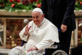 El papa Francisco sale tras