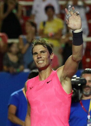 Rafael Nadal saluda a los