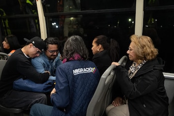 Beto Coral salió por la Puerta 6 tras completar los trámites migratorios en El Dorado y fue recibido por su familia y por Migración Colombia - crédito Cancillería