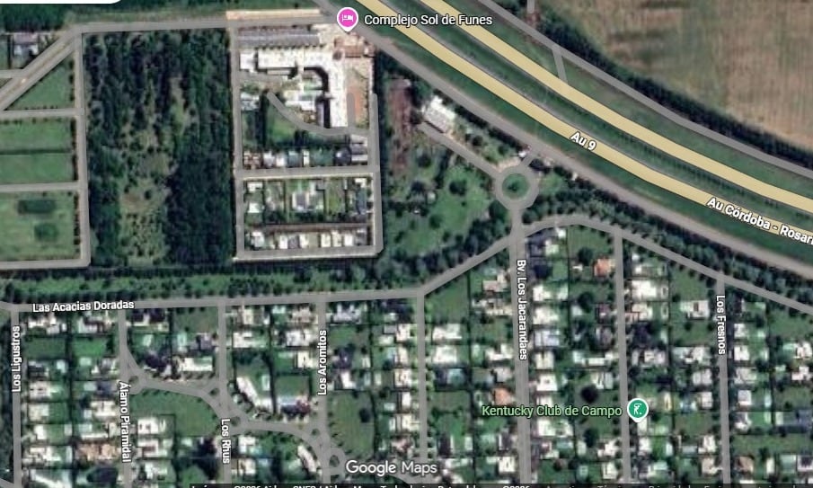 Junto al Kentucky Flor de Campo, a la vera de la Autopista Rosario-Córdoba, está ubicado el complejo Sol de Funes, centro de la polémica (Google Maps)