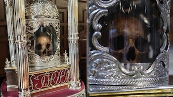 Un relicario de plata ornamentado con la inscripción de San Toribio contiene un cráneo humano visible a través de una cubierta de vidrio
