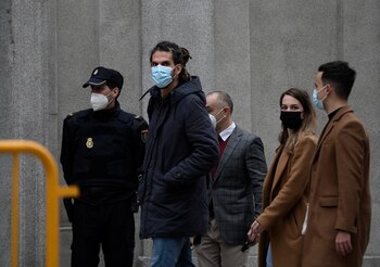 04/03/2021 El diputado y secretario de Organización de Podemos, Alberto Rodríguez (c), a su llegada al Tribunal Supremo para declarar como investigado por una presunta agresión a un policía, en Madrid, (España), a 4 de marzo de 2021. Los hechos se remontan al 25 de enero de 2014 cuando presuntamente dio una patada a un policía durante una manifestación que tuvo lugar en La Laguna (Santa Cruz de Tenerife). Rodríguez se sienta para declarar por un presunto delito de atentado contra la autoridad y una falta o delito leve de lesiones.
POLITICA
Óscar Cañas - Europa Press