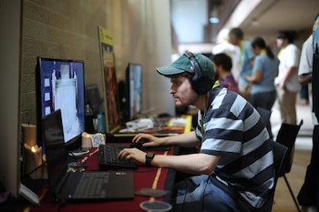 11/04/2026 Persona juega a un videojuego durante la feria del videojuego español 'Mad Games Show', en la sede del Colegio Oficial de Arquitectos, a 11 de abril de 2026, en Madrid (España). Mad Games Show es una iniciativa conjunta de la Asociación Española de Videojuegos (AEVI) y Desarrollo Español de Videojuegos (DEV) ideadad como gran punto de encuentro del sector del profesional del videojuego. En esta edición se pone especial atención en atraer a más inversores y facilitar que los desarrolladores puedan cerrar acuerdos comerciales y obtener financiación para sus proyectos.
POLITICA
Alejandro Martínez Vélez - Europa Press