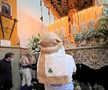 El costalero Aaron Gorman frente