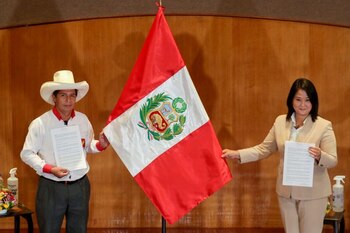El lunes, Pedro Castillo y Keiko Fujimori firmaron un "Pacto por la Democracia" (Reuters)