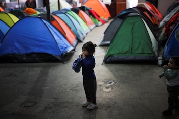 Las organizaciones de migrantes denunciaron que el metering obligó a solicitantes de asilo a esperar en México durante semanas o meses en campamentos precarios (REUTERS/Daniel Cole)