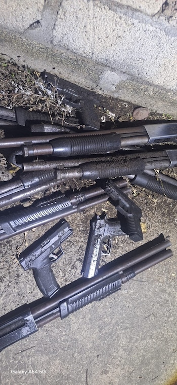 Un total de 11 armas de fuego, entre ellas siete escopetas y cuatro armas cortas, fueron decomisadas por la PNC en un inmueble abandonado de Sipacate, Escuintla (Cortesía @PNCdeGuatemala).
