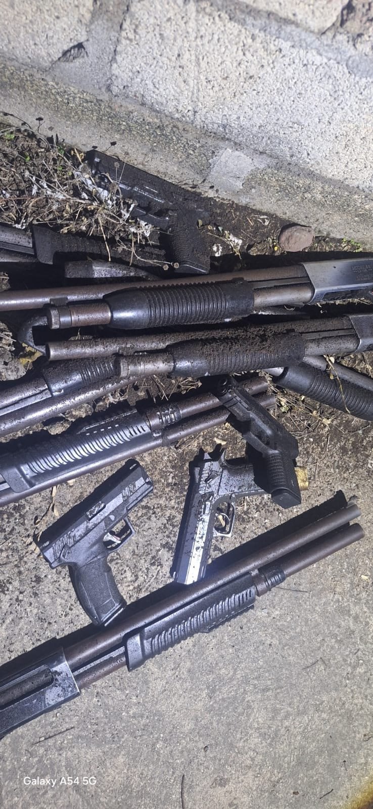 Un total de 11 armas de fuego, entre ellas siete escopetas y cuatro armas cortas, fueron decomisadas por la PNC en un inmueble abandonado de Sipacate, Escuintla (Cortesía @PNCdeGuatemala).