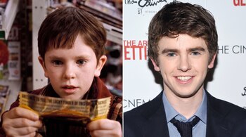 Una imagen dividida muestra a Freddie Highmore de niño a la izquierda, sosteniendo un boleto dorado, y a Freddie Highmore adulto a la derecha, sonriendo en un evento.