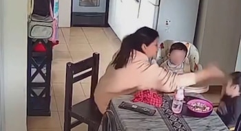 El momento en el que se vio como la mujer golpeaba a la menor