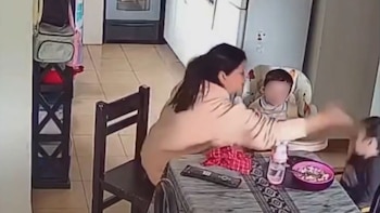 Descubrió que la niñera golpeaba a sus hijos mientras trabajaba y la denunció: el episodio quedó grabado