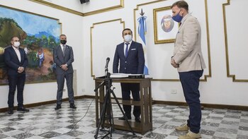 Con una carta manuscrita, el