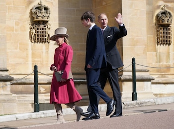 El conde con sus padres. (Yui Mok/Pool via REUTERS)