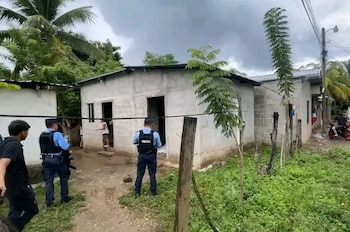 Agentes policiales acordonan la residencia donde dos sicarios acabaron con la vida de la joven gestante de 20 años. (Cortesía: Noticias del Valle de Sula).