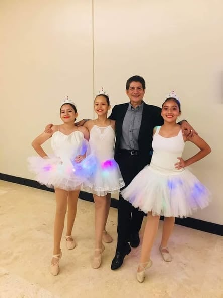 Una de las facetas más destacas del bailarín es la formación en danza, para las nuevas generaciones. (Foto cortesía redes sociales).