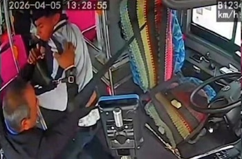 La discusión por saldo vencido terminó en golpes frente a decenas de pasajeros.