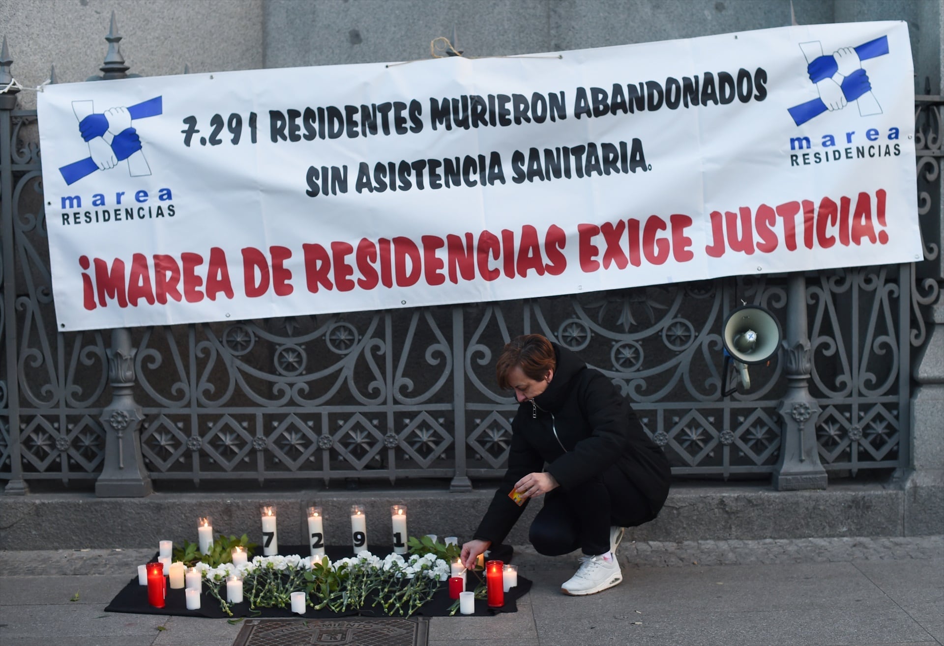 Varias personas se manifiestan junto a marea de Residencias y Verdad y Justicia durante una vigilia por las víctimas del covid el pasado mes de marzo en Madrid. (Gustavo Valiente / Europa Press)