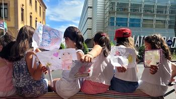 El Papamóvil cambia el recorrido a última hora y los fieles corren a coger sitio: "Por el Papa lo que sea"