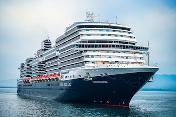 El itinerario del Koningsdam incluyó escalas en Florida, Cartagena, canal de Panamá y Costa Rica antes de recalar en Acajutla, Sonsonate. (Foto: Secretaría de Prensa de la Presidencia)