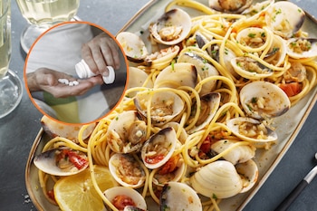 un plato de espaguetis con almejas