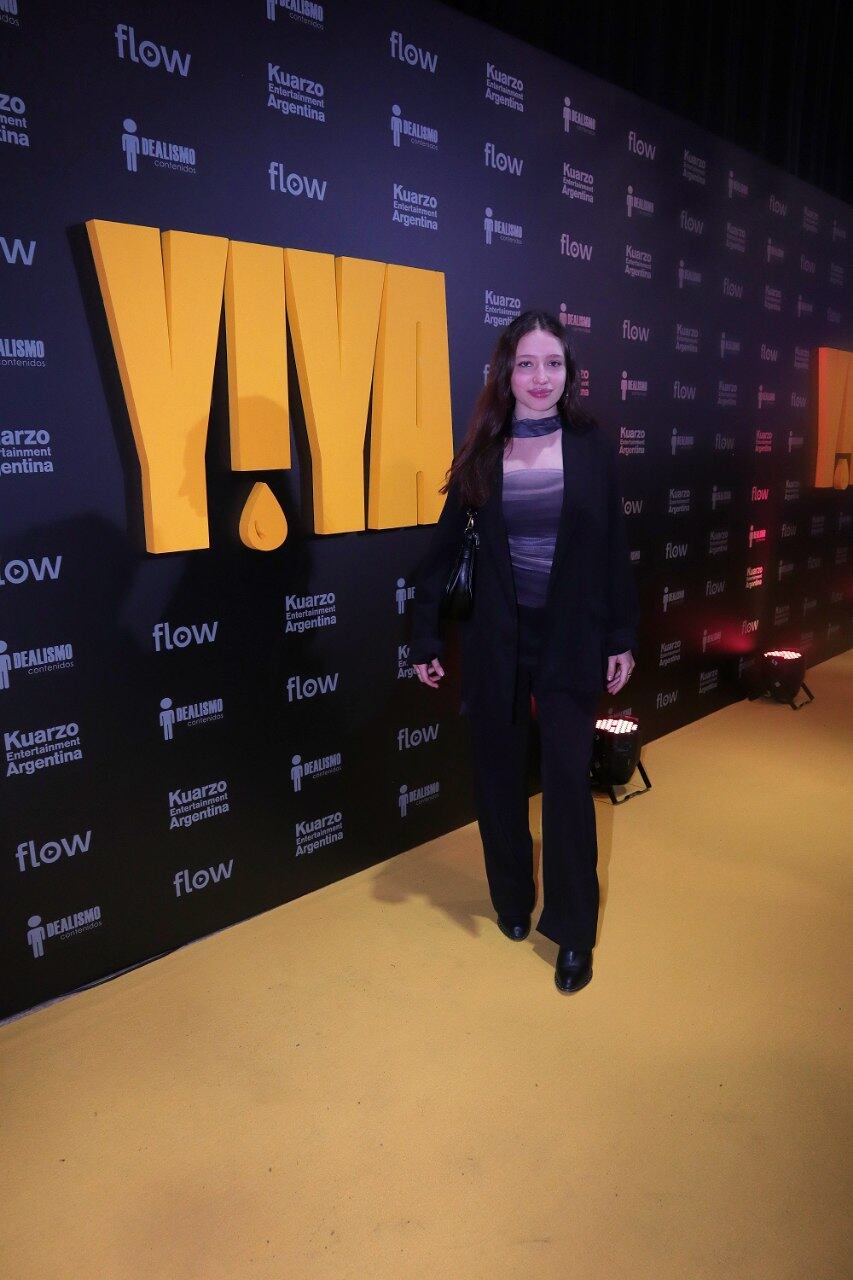 Violeta Narvay lució un conjunto sobrio y elegante en tonos negros y grises