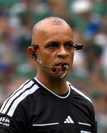 Los mejores memes que dejó el equipamiento tecnológico del árbitro en el Mundial 2026.