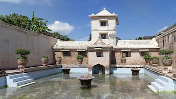 Tamansari conserva piscinas y construcciones que combinan influencias javanesas y neerlandesas (Wikimedia Commons)